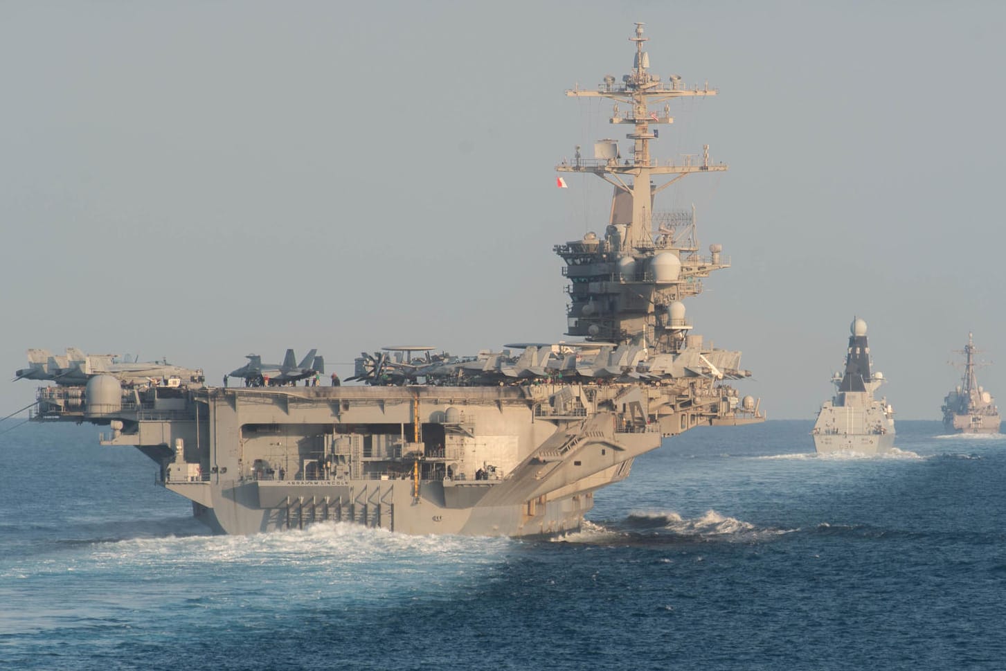 "USS Abraham Lincoln" (Archiv): Südkoreanische Medien berichten, dass sich die Kampfgruppe des Flugzeugträgers derzeit im Meer zwischen der koreanischen Halbinsel und Japan aufhält.