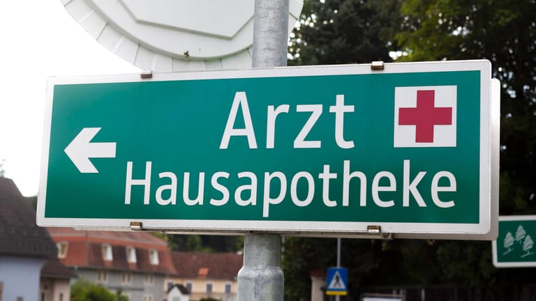 Hinweisschild mit der Aufschrift "Arzt Hausapotheke" (Symbolbild): Die KV in Hamburg warnt vor einem Ausverkauf der Arztpraxen.