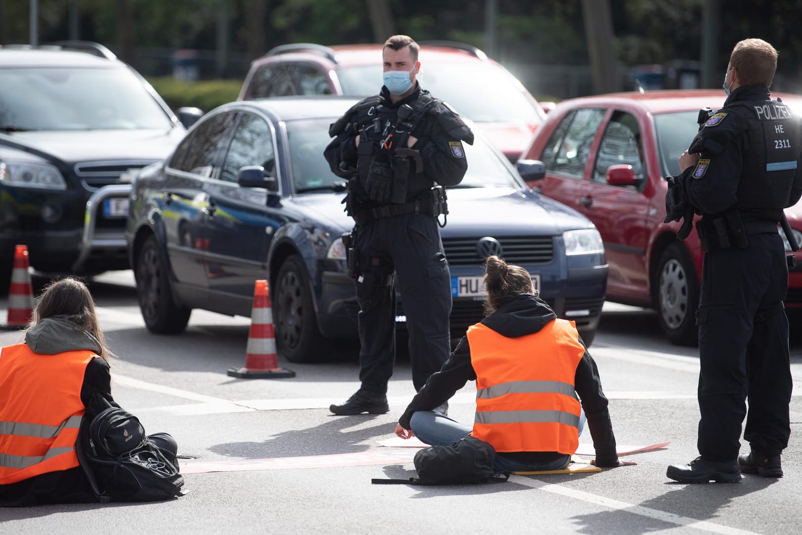 Demonstranten und Polizisten in Frankfurt: Die Aktivisten haben sich an die Straße geklebt.