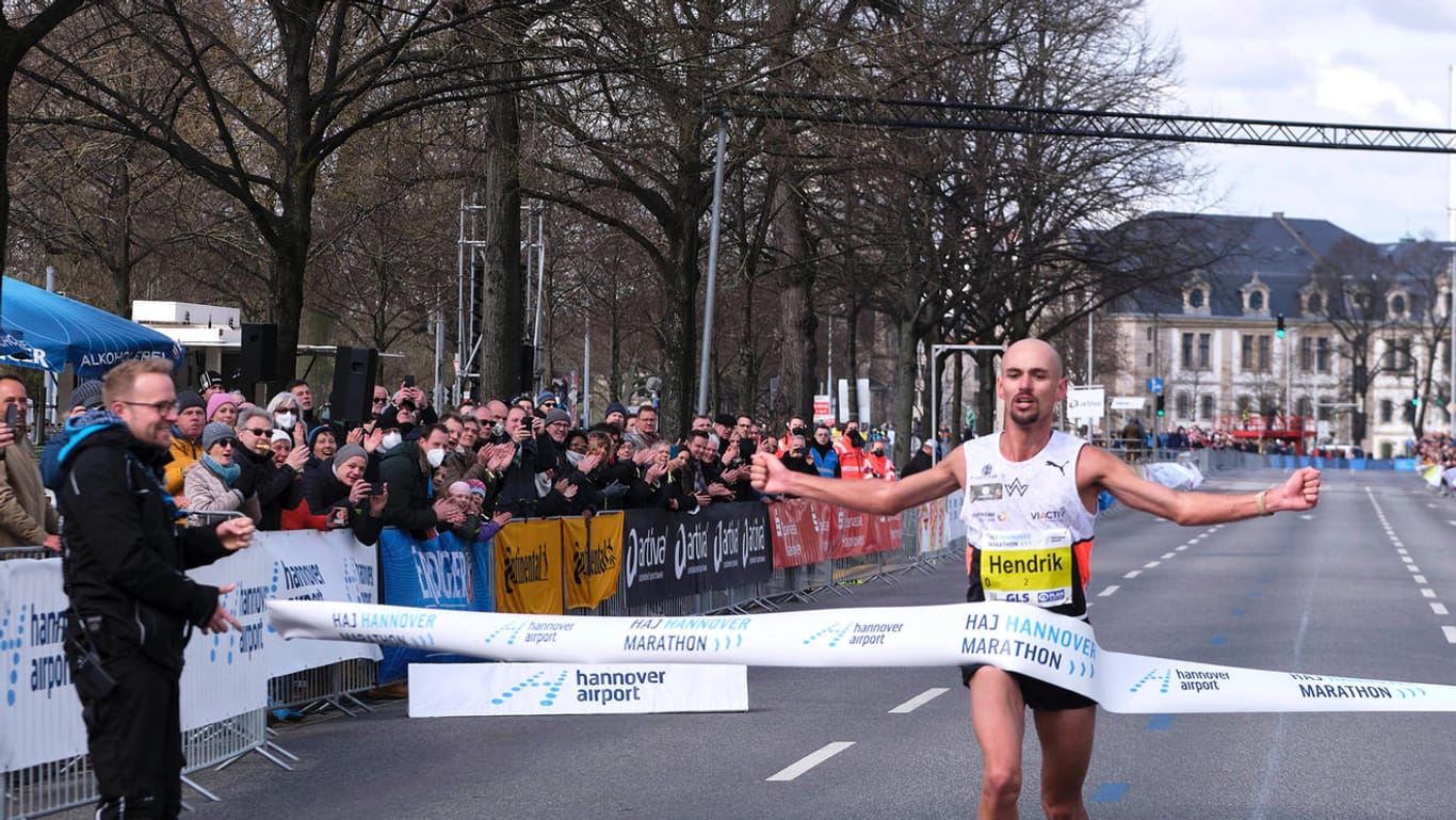 Hendrik Pfeiffer: Der Sieger des Hannover-Marathons kann sich über die Bestätigung seiner Zeit freuen.