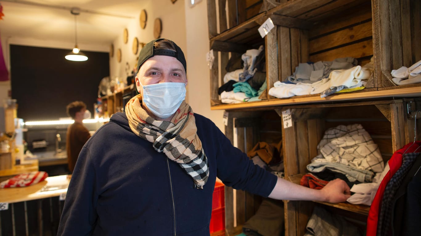 Dennis Bucek in seinem Ladenlokal: Montags bis samstags können sich Obdachlose hier aufwärmen – oder auch einkleiden.