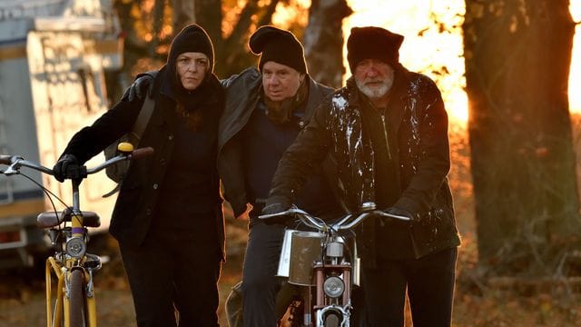 Georg Weiser (Joachim Król, M), Petra Schultheiss (Martina Gedeck, l) und Jürgen König (Peter Lohmeyer) machen sich mal wieder auf den Weg zu einer Nacht- und Nebel-Aktion.