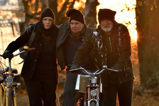 Georg Weiser (Joachim Król, M), Petra Schultheiss (Martina Gedeck, l) und Jürgen König (Peter Lohmeyer) machen sich mal wieder auf den Weg zu einer Nacht- und Nebel-Aktion.