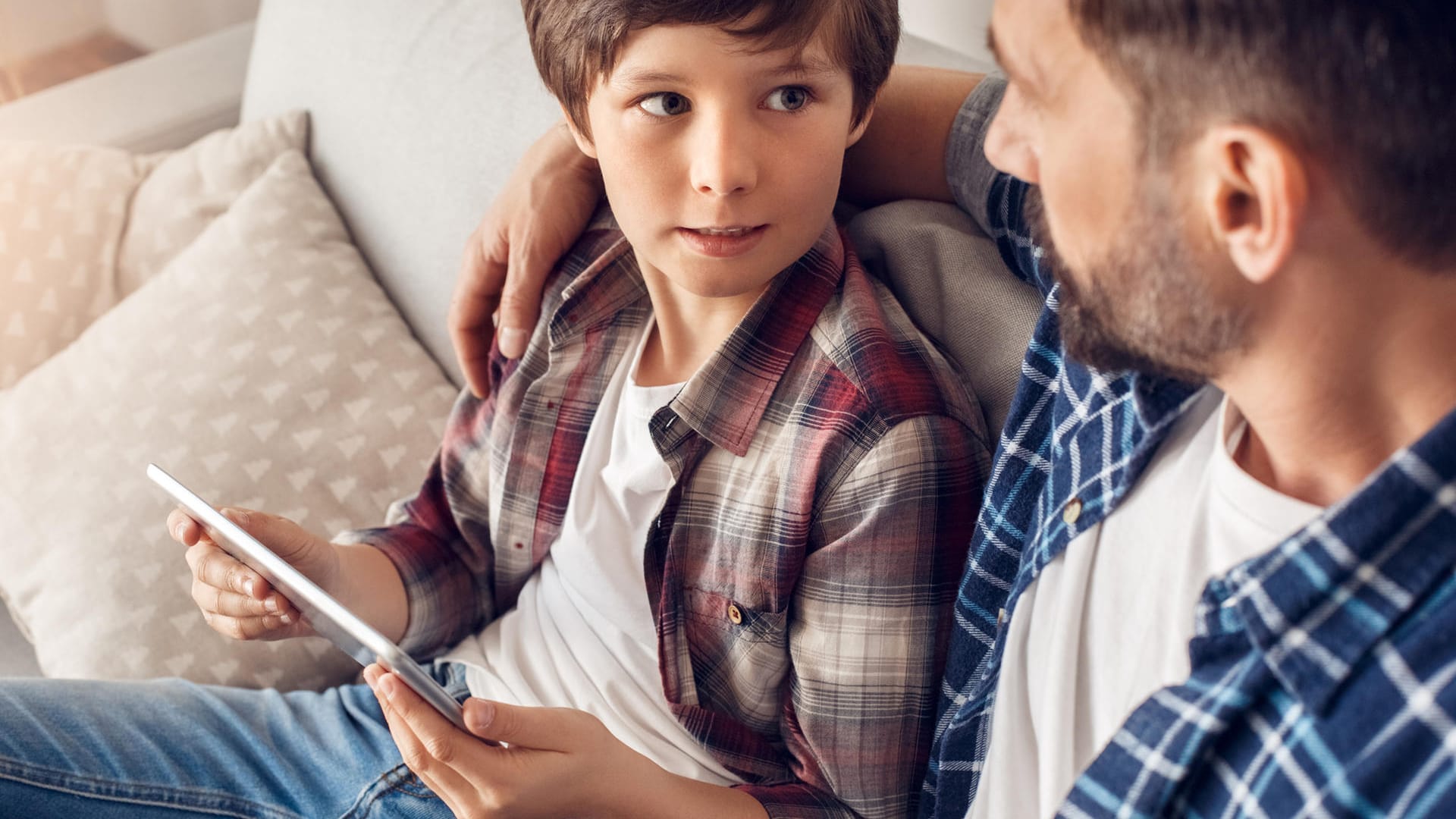 Ein Vater legt den Arm um seinen Sohn (Symbolbild): Eine Scheidung betrifft nicht nur die Partner selbst, sondern auch ihre Kinder.