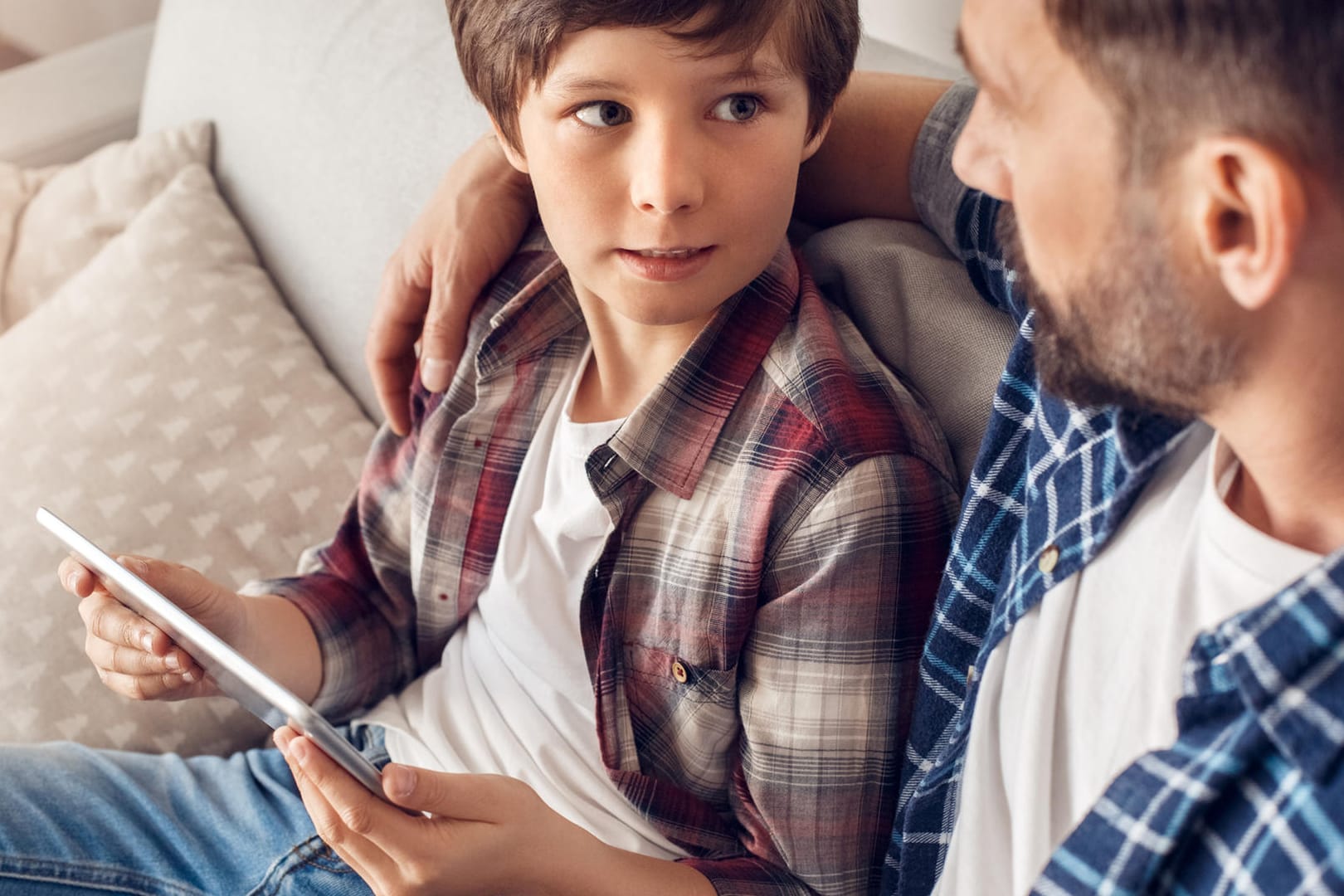 Ein Vater legt den Arm um seinen Sohn (Symbolbild): Eine Scheidung betrifft nicht nur die Partner selbst, sondern auch ihre Kinder.