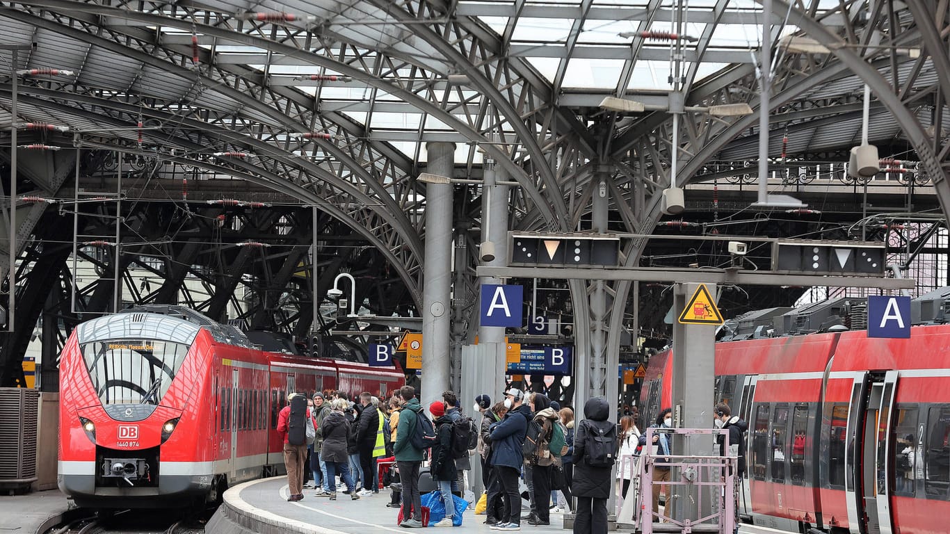 Fahrgäste am Hauptbahnhof in Köln (Symbolbild): Der junge überstand den Unfall unbeschadet.