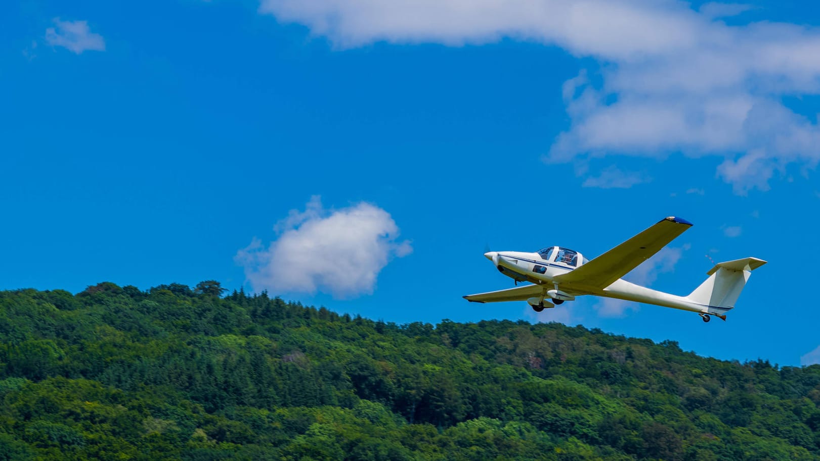 Segelflugzeug (Symbolbild): Bei dem Absturz war der 54-jährige Pilot alleine im Flugzeug, die Ursache ist bislang ungeklärt. Segelflugzeug (Symbolbild): Bei dem Absturz war der 54-jährige Pilot alleine im Flugzeug, die Ursache ist bislang ungeklärt.