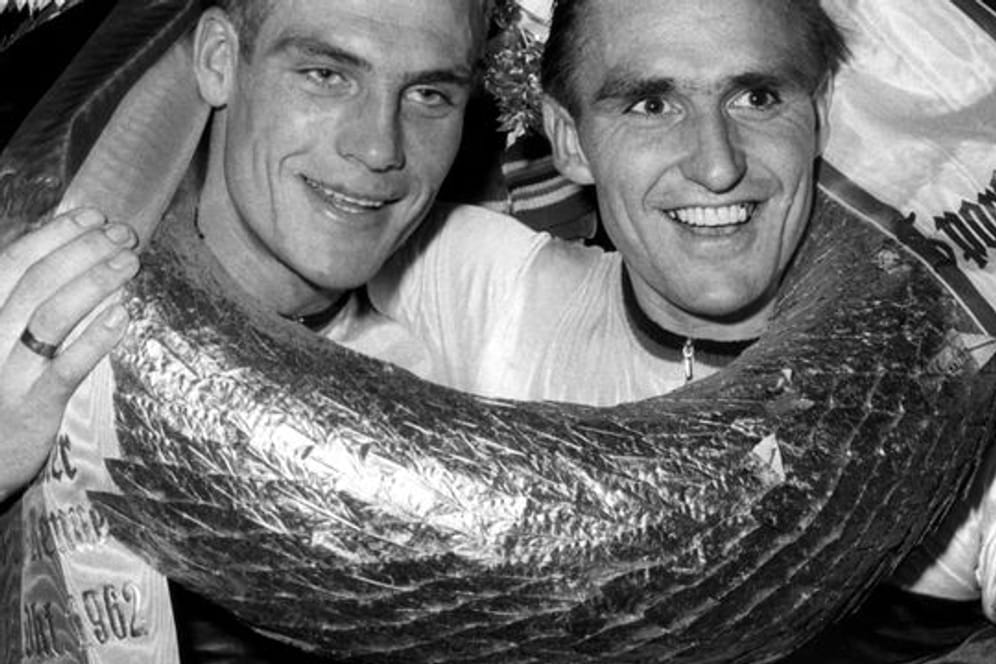 Hans "Hennes" Junkermann (r) und Rudi Altig nach dem Sieg beim Sechstagerennen in Berlin im Oktober 1962.