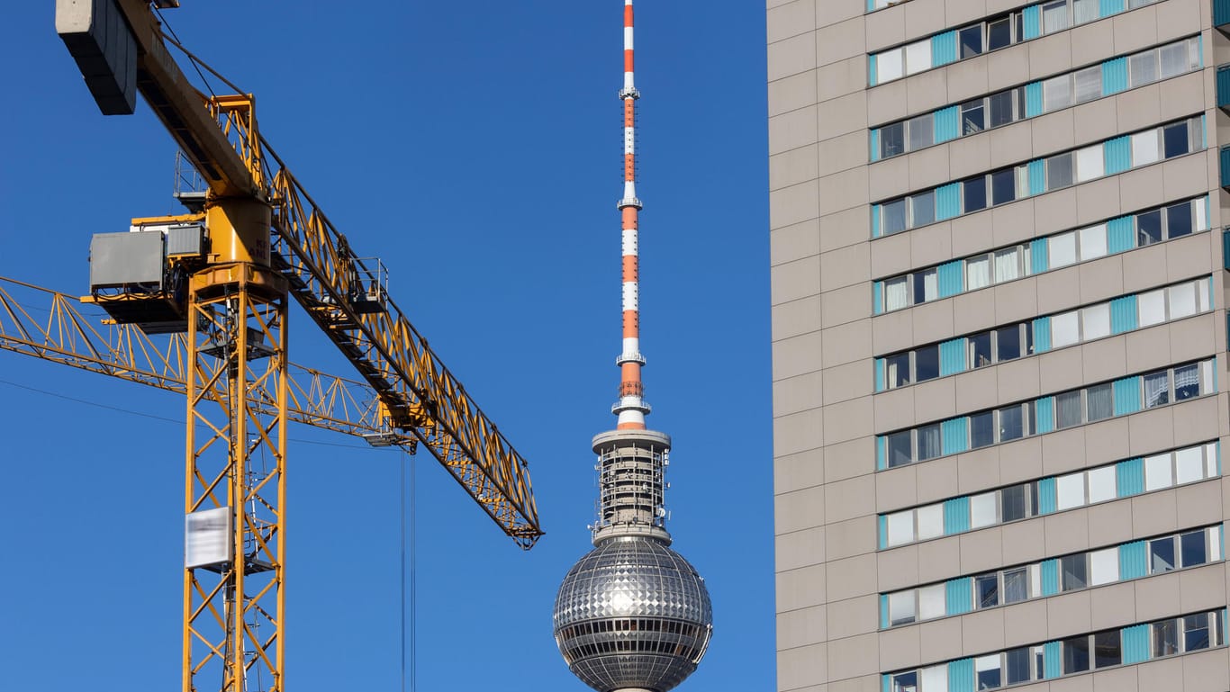 Der Berliner Fernsehturm, ein Wohnhaus und ein Baukran (Symbolbild): Laut einer Studie hatte der Mietendeckel großen Einfluss auf den Wohnungsmarkt der Hauptstadt.