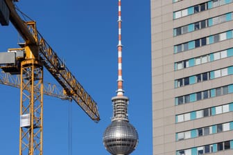 Der Berliner Fernsehturm, ein Wohnhaus und ein Baukran (Symbolbild): Laut einer Studie hatte der Mietendeckel großen Einfluss auf den Wohnungsmarkt der Hauptstadt.