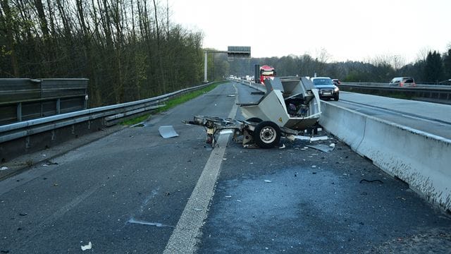 Die Überreste des Blitzers: Der Schaden liegt bei mehr als 10.000 Euro.