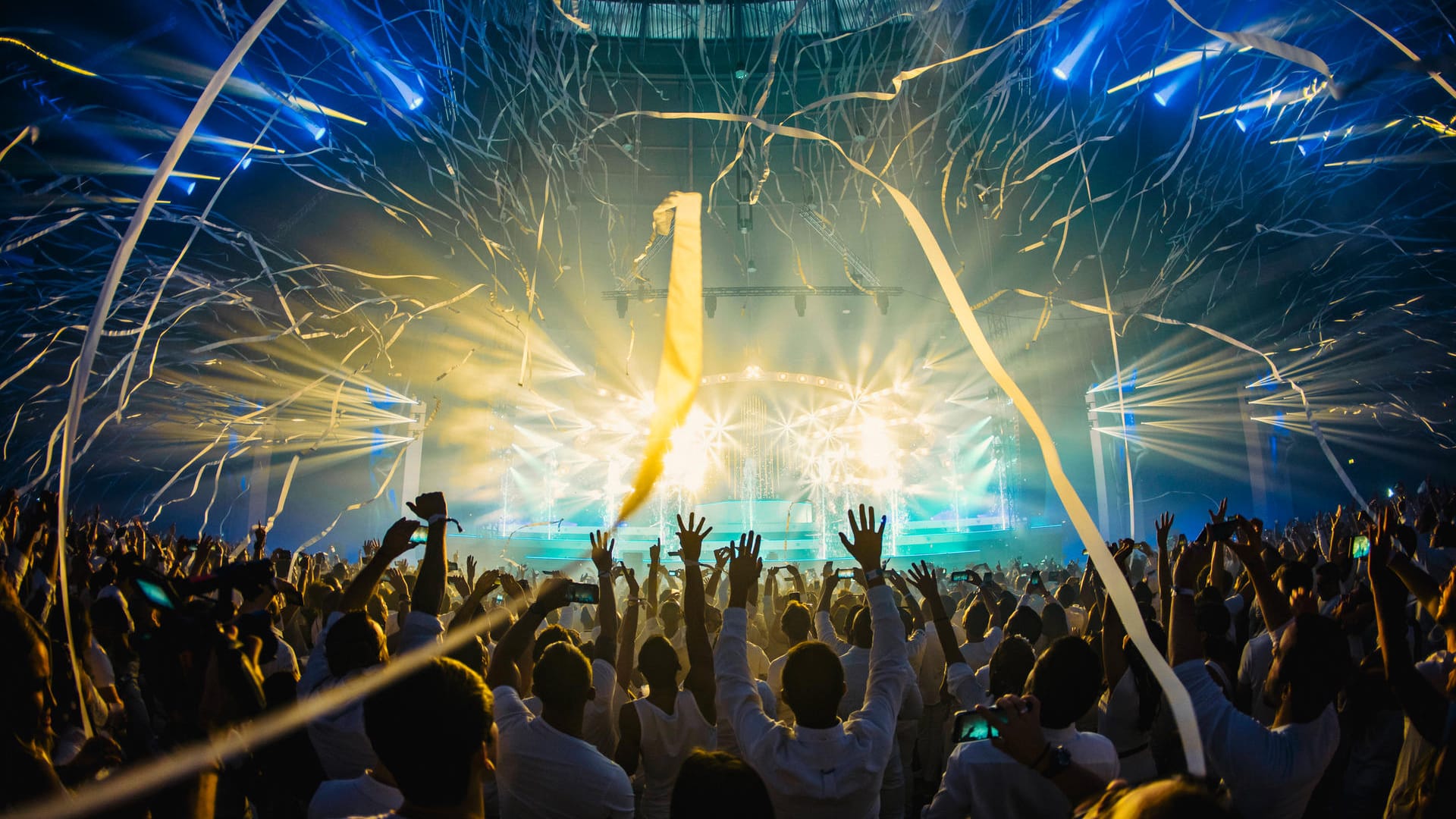 Viele Menschen feiern (Archivbild): In Bochum ist am Wochenende ein Mann nach einer Techno-Party gestorben. Viele Menschen feiern (Archivbild): In Bochum ist am Wochenende ein Mann nach einer Techno-Party gestorben.