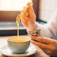 Honig im Tee (Symbolbild): Die Süßkraft von Honig liegt leicht über der von Haushaltszucker.