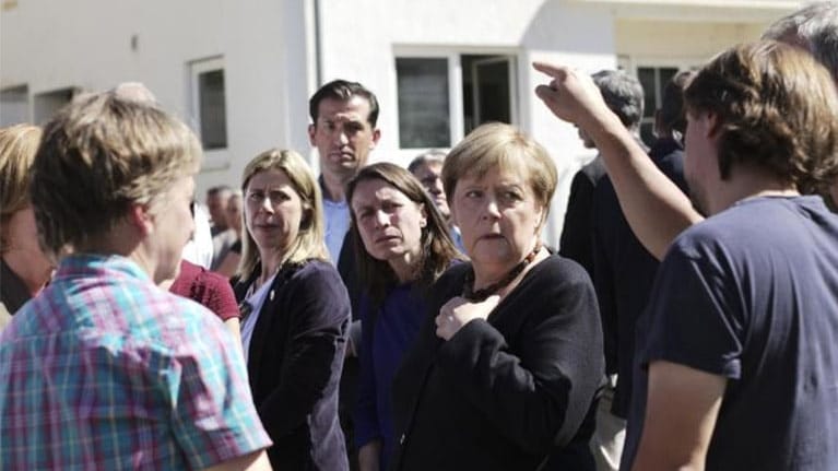 Mit der Bundeskanzlerin: Cornelia Weigand beim zweiten Besuch von Bundeskanzlerin Angela Merkel (CDU) im Flutgebiet Ahrtal in Altenburg. Weigand bedankte sich, dass die Solidarität Hoffnung gibt.