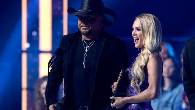 Jason Aldean (l) und Carrie Underwood bei den CMT Music Awards für ihr gemeinsames Video ausgezeichnet.