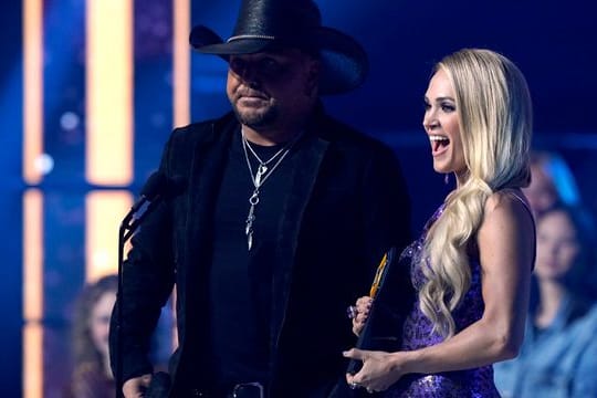 Jason Aldean (l) und Carrie Underwood bei den CMT Music Awards für ihr gemeinsames Video ausgezeichnet.