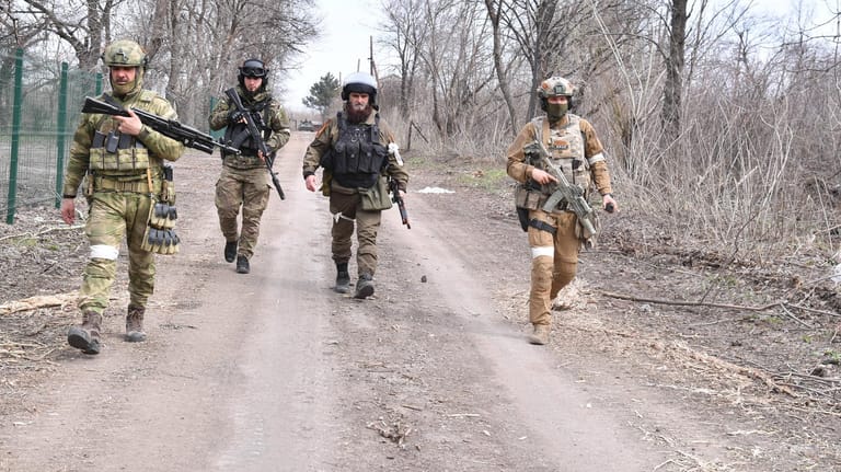 Prorussische Kadyrow-Kämpfer in der Ukraine: Russland könnte schon bald mit einem Großangriff auf die Ukraine beginnen, so der Militärexperte.