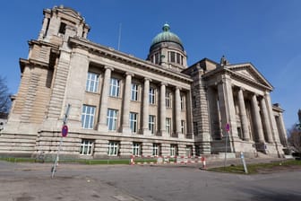 Hanseatisches Oberlandesgericht (OLG), Hamburg: Die Bundesanwaltschaft hat beim OLG Anklage gegen eine IS-Rückkehrerin eingereicht, die in Syrien eine Sklavin überwacht und misshandelt haben soll.