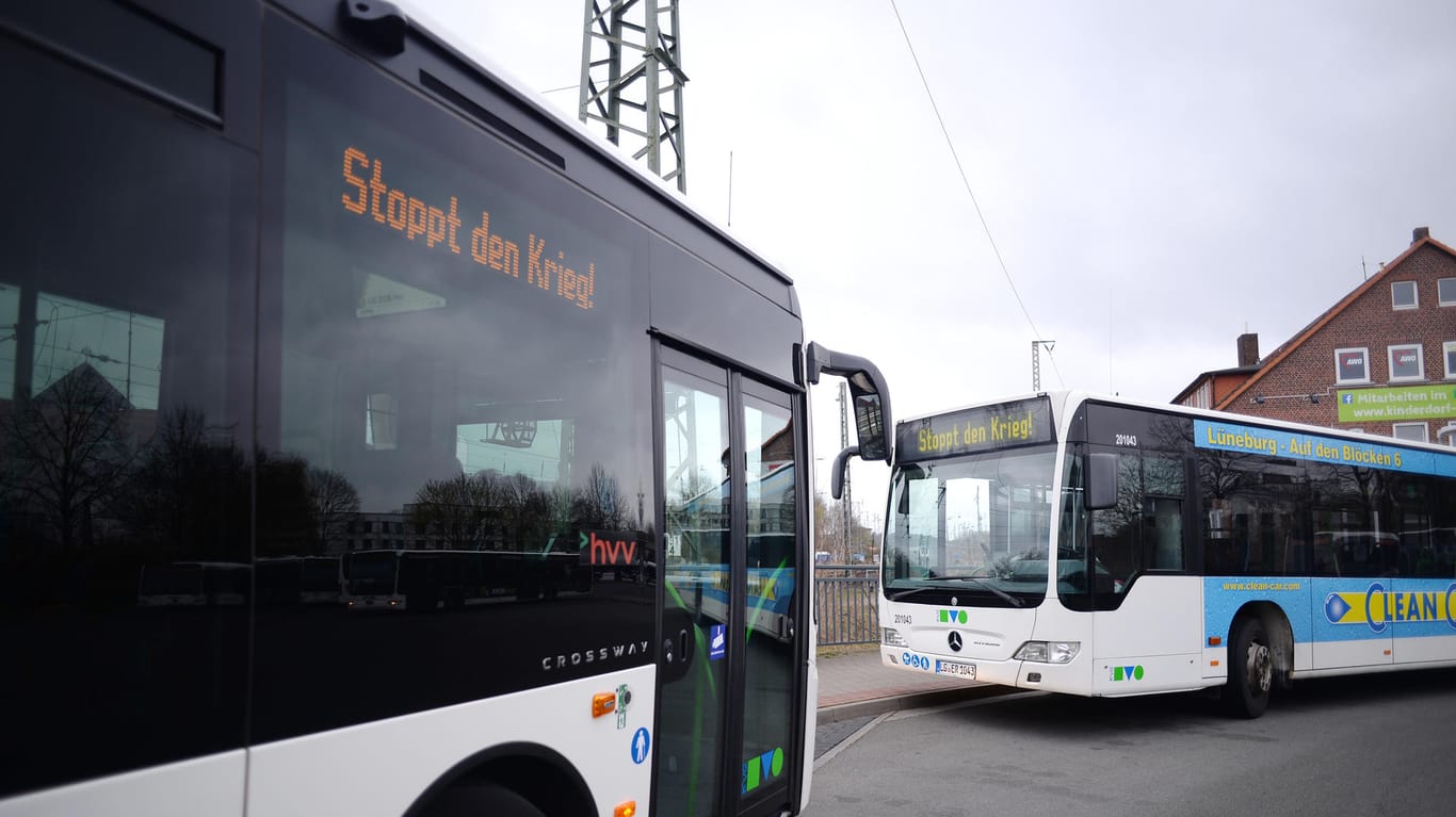 Auf zwei Bussen in Lüneburg steht "Stoppt den Krieg".