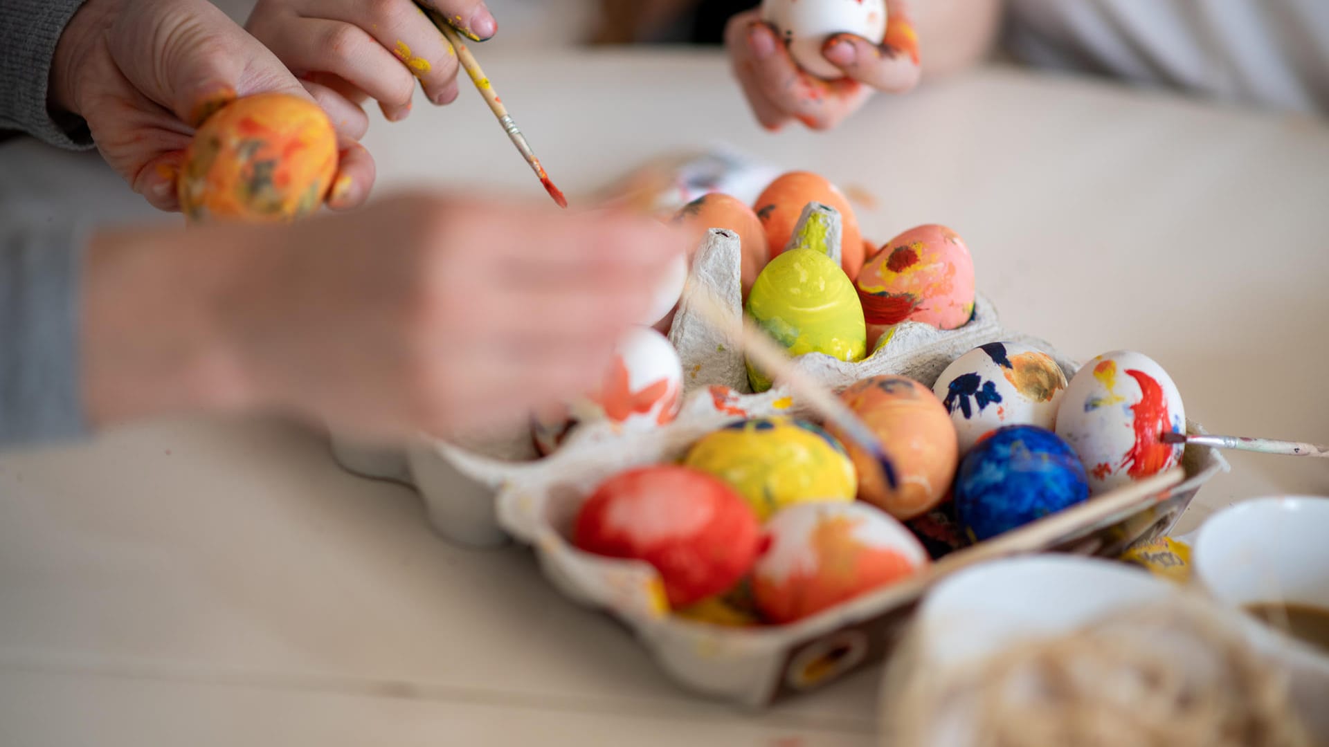 Ostereier bemalen (Symbolbild): In Deutschland kennt man Osterhase, Ostereier und Co. Doch in anderen europäischen Ländern, gibt es auch andere Traditionen.