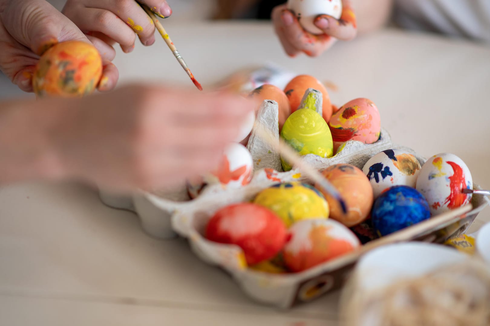 Ostereier bemalen (Symbolbild): In Deutschland kennt man Osterhase, Ostereier und Co. Doch in anderen europäischen Ländern, gibt es auch andere Traditionen.