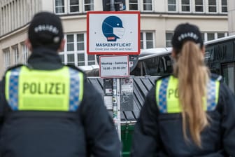 Polizisten patrouillieren in der Hamburger Innenstadt (Symbolbild): Zum 1. Mai sollen einige Maßnahmen auslaufen.