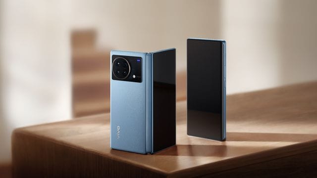 Zugeklappt hat man beim Vivo X Fold das Vierfach-Kamerasystem auf der Rück- und das 6,53 Zoll große Außendisplay auf der Vorderseite. Zugeklappt hat man beim Vivo X Fold das Vierfach-Kamerasystem auf der Rück- und das 6,53 Zoll große Außendisplay auf der Vorderseite.