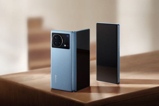 Zugeklappt hat man beim Vivo X Fold das Vierfach-Kamerasystem auf der Rück- und das 6,53 Zoll große Außendisplay auf der Vorderseite.