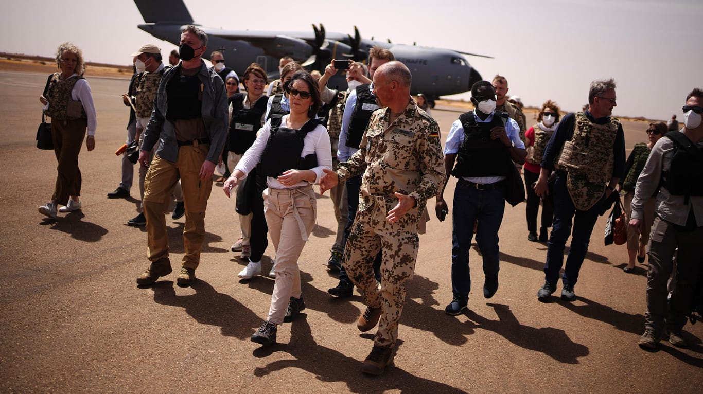 Gao, Mali: Außenministerin Baerbock (Mitte, links) wird vom deutschen Kontingentführer (Peter Küpper, rechts) in Empfang genommen.