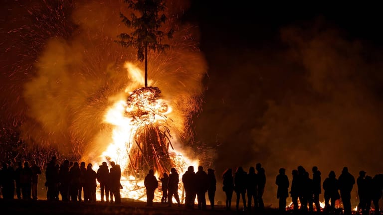 Ein Osterfeuer brennt (Archivbild): An 18 Orten können Dortmunder dieses Ostern zu einem Feuer gehen.