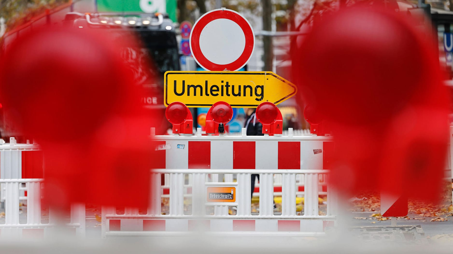 Ein Verkehrsschild Umleitung an einer Baustelle (Symbolbild): An der Elbchaussee in Hamburg stehen weitere Umleitungen und Sperrungen an.