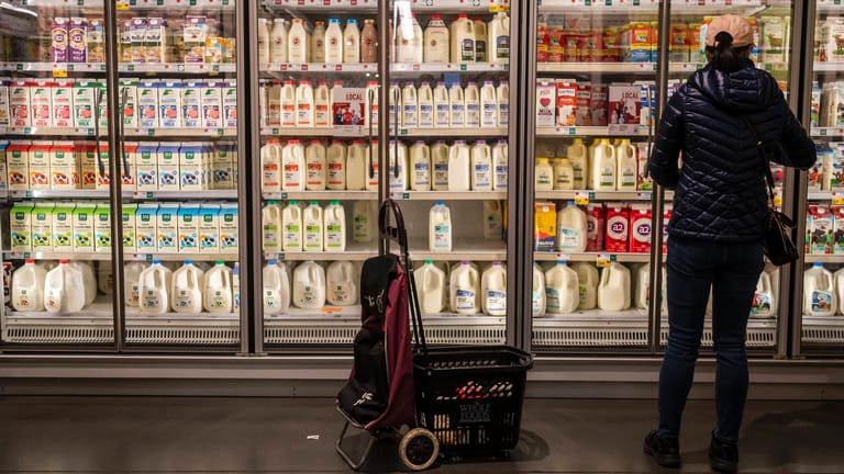 Eine Kundin in einem Supermarkt in New York (Symbolbild): Gestiegene Lebensmittelpreise trieben auch die Inflationsrate in die Höhe.