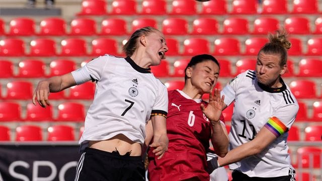 Die Serbin Nevena Damjanovic (M) versucht gegen Lea Schüller (l) und Alexandra Popp an den Ball zu kommen.