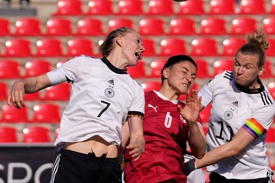 Die Serbin Nevena Damjanovic (M) versucht gegen Lea Schüller (l) und Alexandra Popp an den Ball zu kommen.