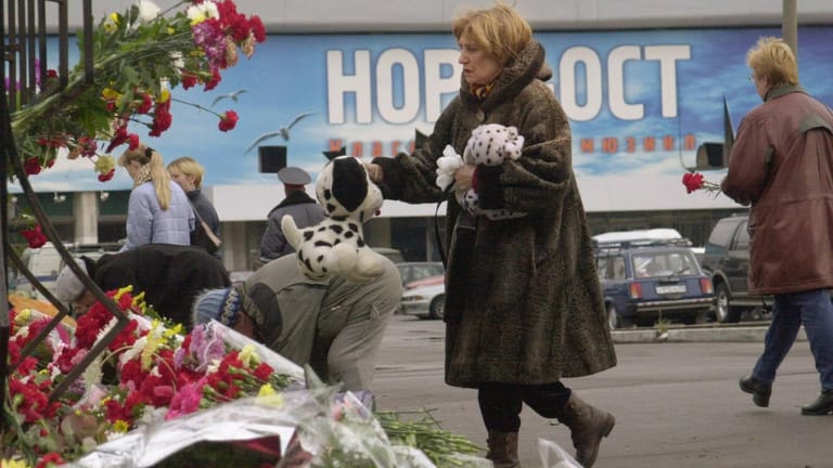 Trauer am Moskauer Dubrowka-Theater (Archivbild): Im Jahr 2002 kamen nach einer Geiselnahme während einer Musical-Darstellung kamen 130 Zivilisten ums Leben, die meisten von ihnen durch den Einsatz von Betäubungsgas durch die Sicherheitskräfte.