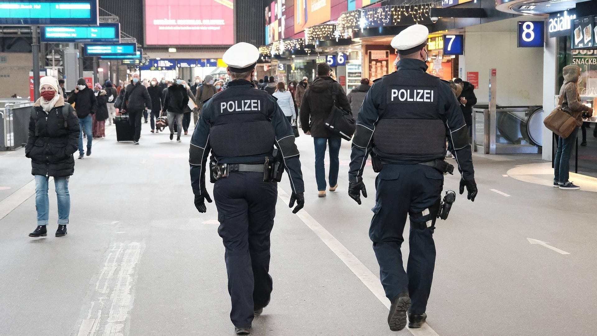 Polizeibeamte am Hamburger Hauptbahnhof (Symbolbild): Der Mann hatte weder Maske noch Fahrschein. Polizeibeamte am Hamburger Hauptbahnhof (Symbolbild): Der Mann hatte weder Maske noch Fahrschein.