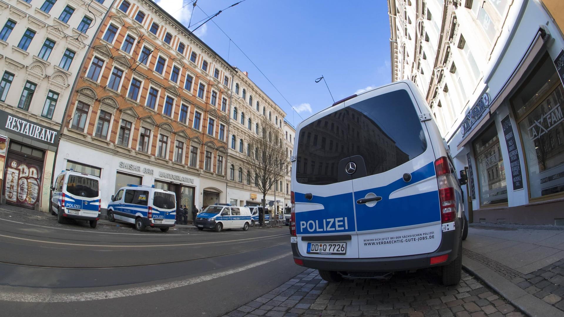 Polizeiautos in Leipzig (Archivbild): Es wird wegen schwerer Vergewaltigung ermittelt. Polizeiautos in Leipzig (Archivbild): Es wird wegen schwerer Vergewaltigung ermittelt.