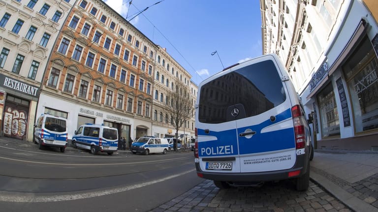 Polizeiautos in Leipzig (Archivbild): Es wird wegen schwerer Vergewaltigung ermittelt.