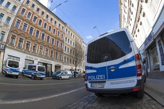 Polizeiautos in Leipzig (Archivbild): Es wird wegen schwerer Vergewaltigung ermittelt.