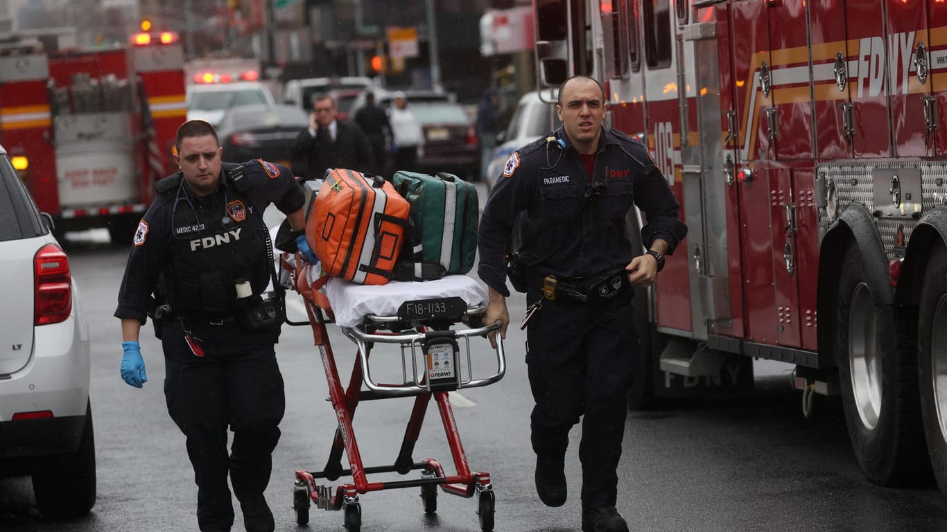 Rettungskräfte nahe des Tatorts: Bei einer U-Bahn-Station in New York hat es Schüsse gegeben.