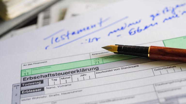 Erbschaftsteuererklärung und Testament (Symbolbild): Nahe Verwandte profitieren von hohen Freibeträgen.