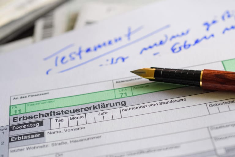 Erbschaftsteuererklärung und Testament (Symbolbild): Nahe Verwandte profitieren von hohen Freibeträgen.