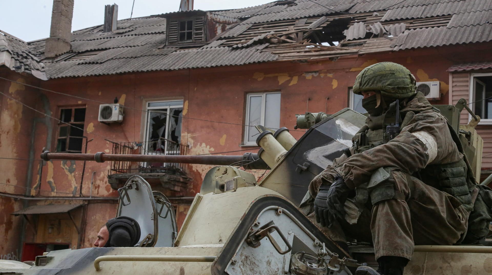 Prorussische Streitkräfte in Mariupol: Die russischen Truppen ziehen den Belagerungsring um die Stadt immer enger.