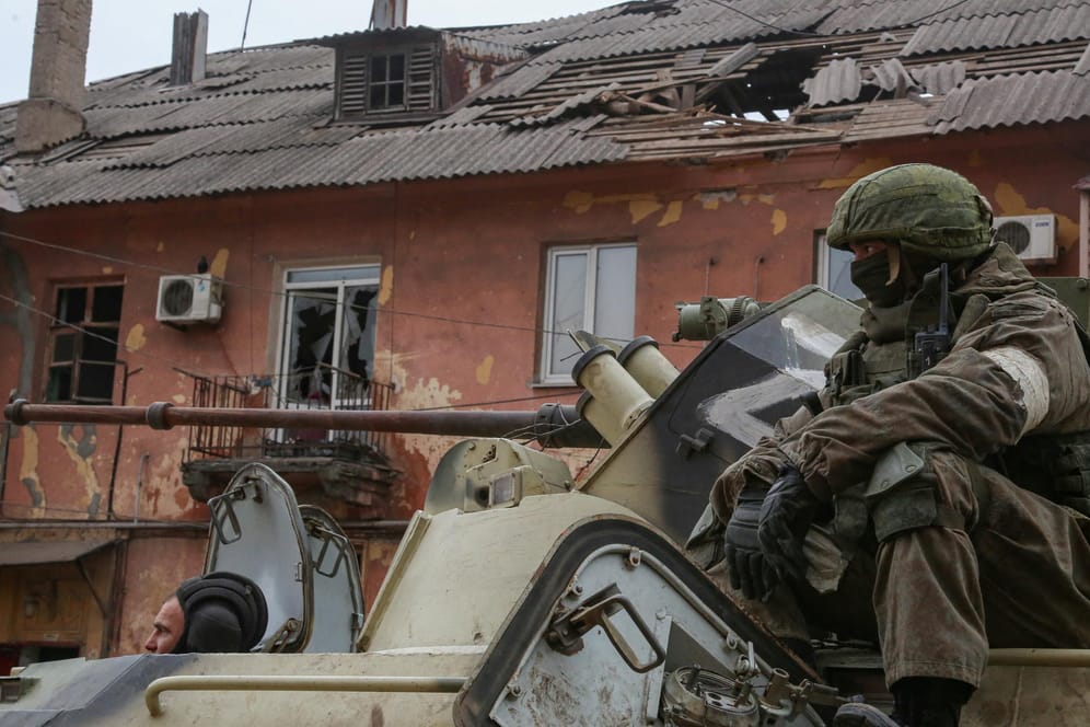 Prorussische Streitkräfte in Mariupol: Die russischen Truppen ziehen den Belagerungsring um die Stadt immer enger.