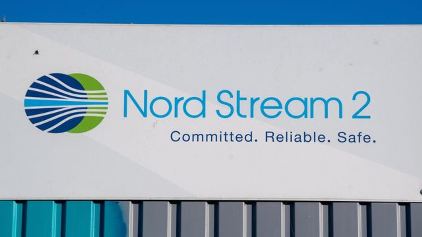 Schild mit der Aufschrift "Nord Stream 2"