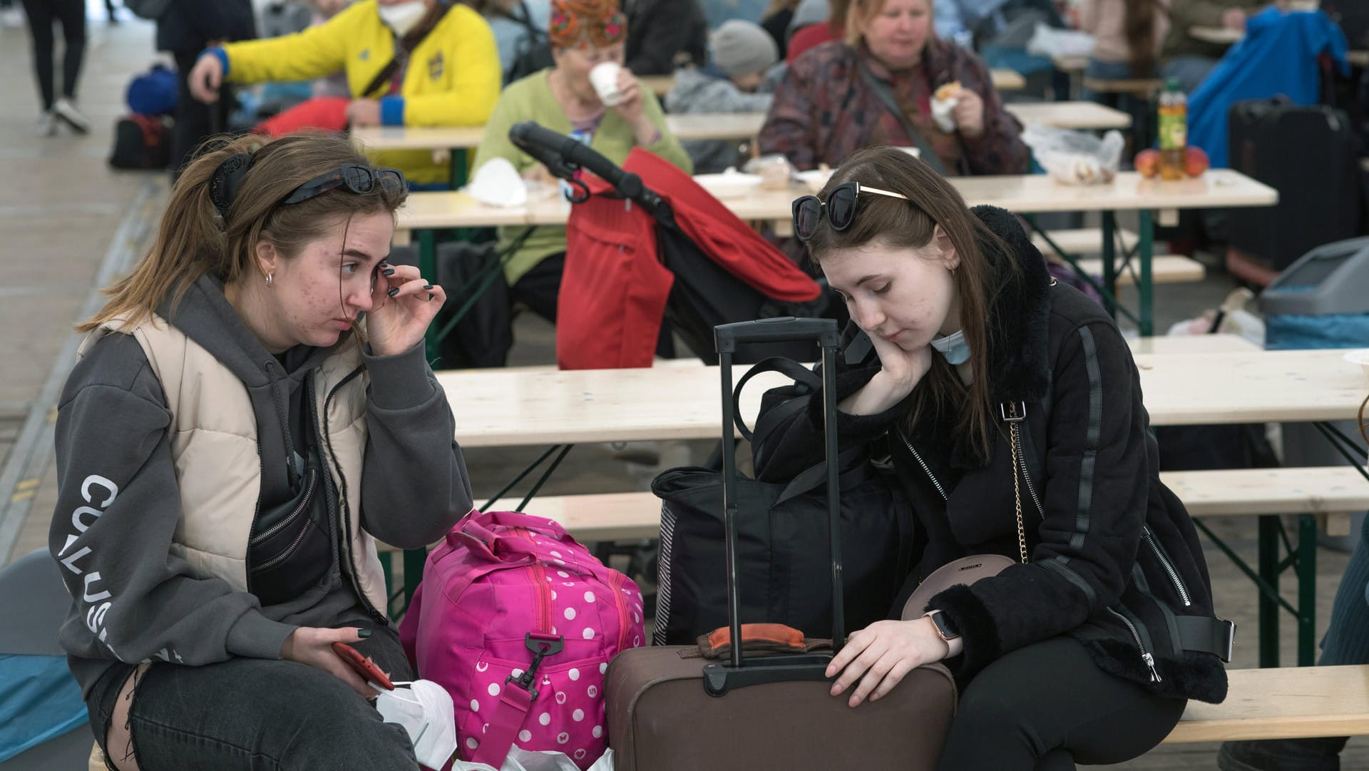 Ukrainische Flüchtlinge in einem Willkommenszelt am Berliner Hauptbahnhof (Archivbild): Tausende kommen hier an, doch sich ein Leben aufzubauen, ist für viele schwierig.