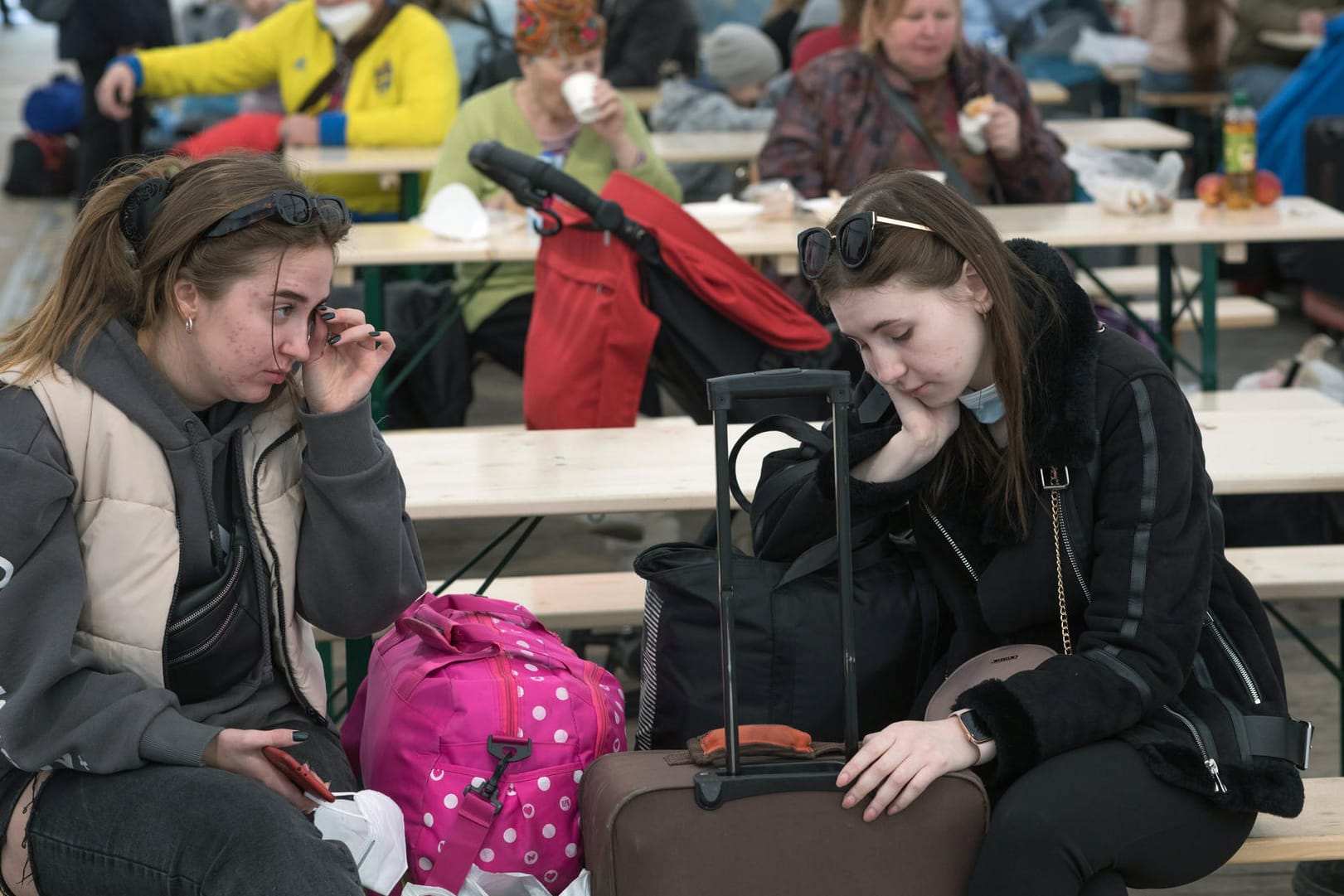 Ukrainische Flüchtlinge in einem Willkommenszelt am Berliner Hauptbahnhof (Archivbild): Tausende kommen hier an, doch sich ein Leben aufzubauen, ist für viele schwierig.