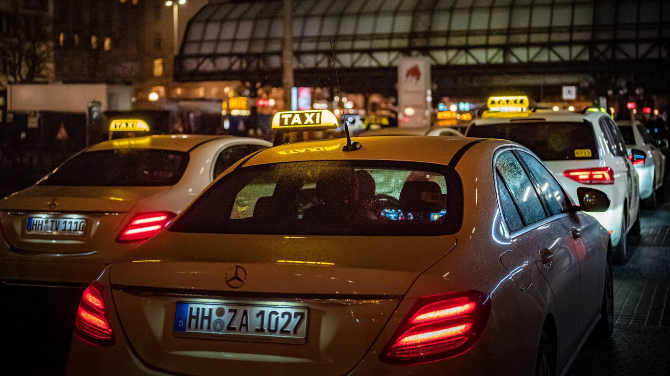 Taxis stehen bei Nacht vor dem Hamburger Hauptbahnhof (Symbolbild): Der Hamburger Senat hat einen neuen Taxentarif beschlossen, der ab dem 1. Juni 2022 gilt.