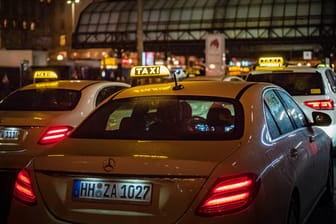 Taxis stehen bei Nacht vor dem Hamburger Hauptbahnhof (Symbolbild): Der Hamburger Senat hat einen neuen Taxentarif beschlossen, der ab dem 1. Juni 2022 gilt.