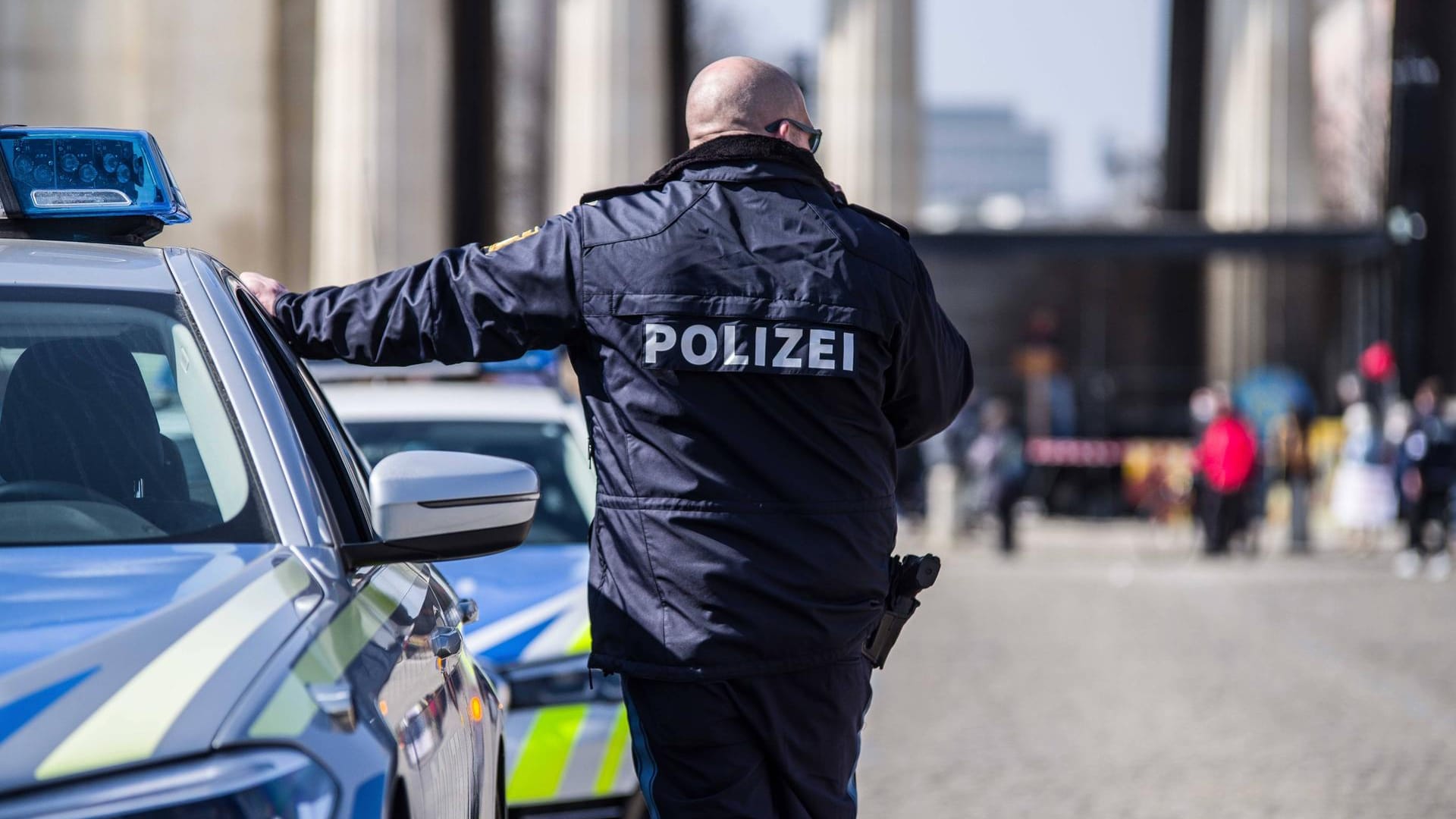 Ein Polizist im Einsatz in München (Archivbild): In der Stadt steht die Behörde wegen Drogenskandalen und anderer Delikte im Blickpunkt.